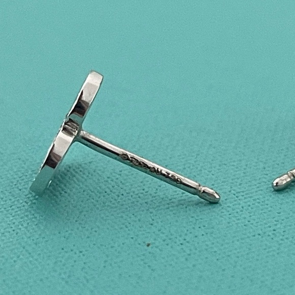 ❌SOLD❌Tiffany white gold diamond metro heart earrings - Picture 7 of 10